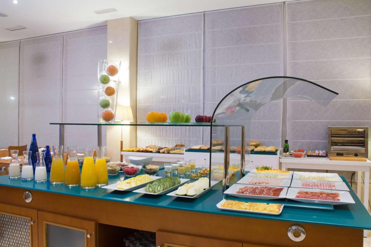 een buffet met eten en drinken op een tafel bij NH San Pedro de Alcántara in Marbella
