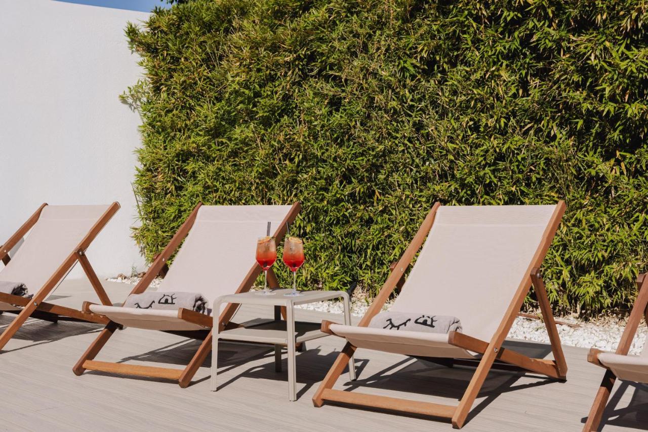 drie loungestoelen en een tafel op een terras bij INNSiDE by Meliá Barcelona Aeropuerto in El Prat de Llobregat