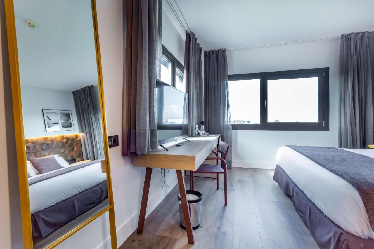 een hotelkamer met een wastafel en een bed bij Best Western Plus Hotel Alfa Aeropuerto in Barcelona