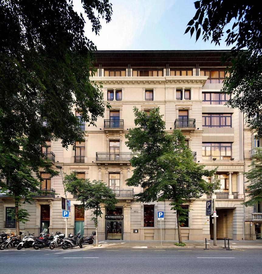 een groot gebouw met motorfietsen ervoor geparkeerd bij HCC St. Moritz in Barcelona