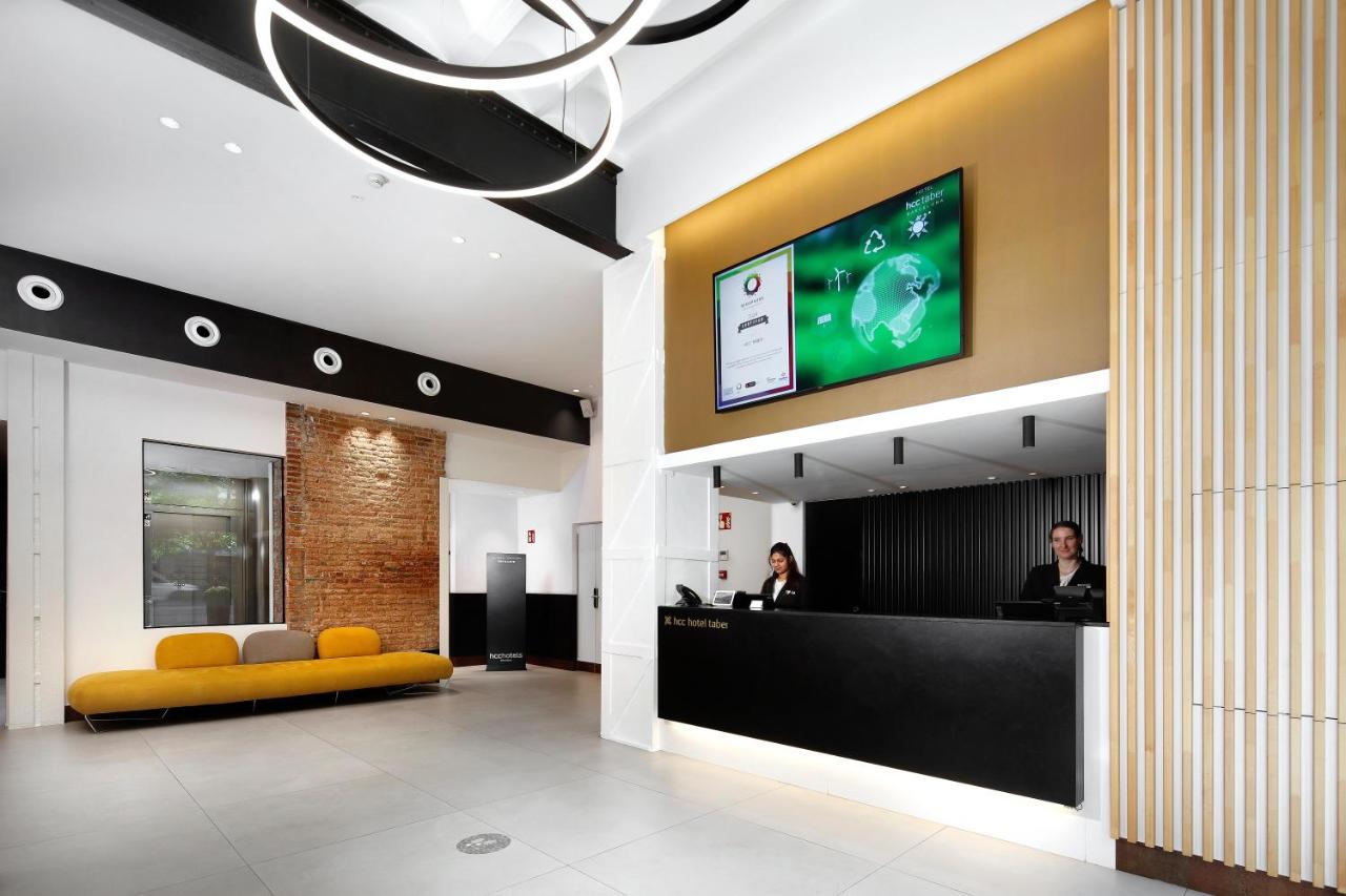 een lobby met een receptiebalie en een tv bij HCC Taber in Barcelona