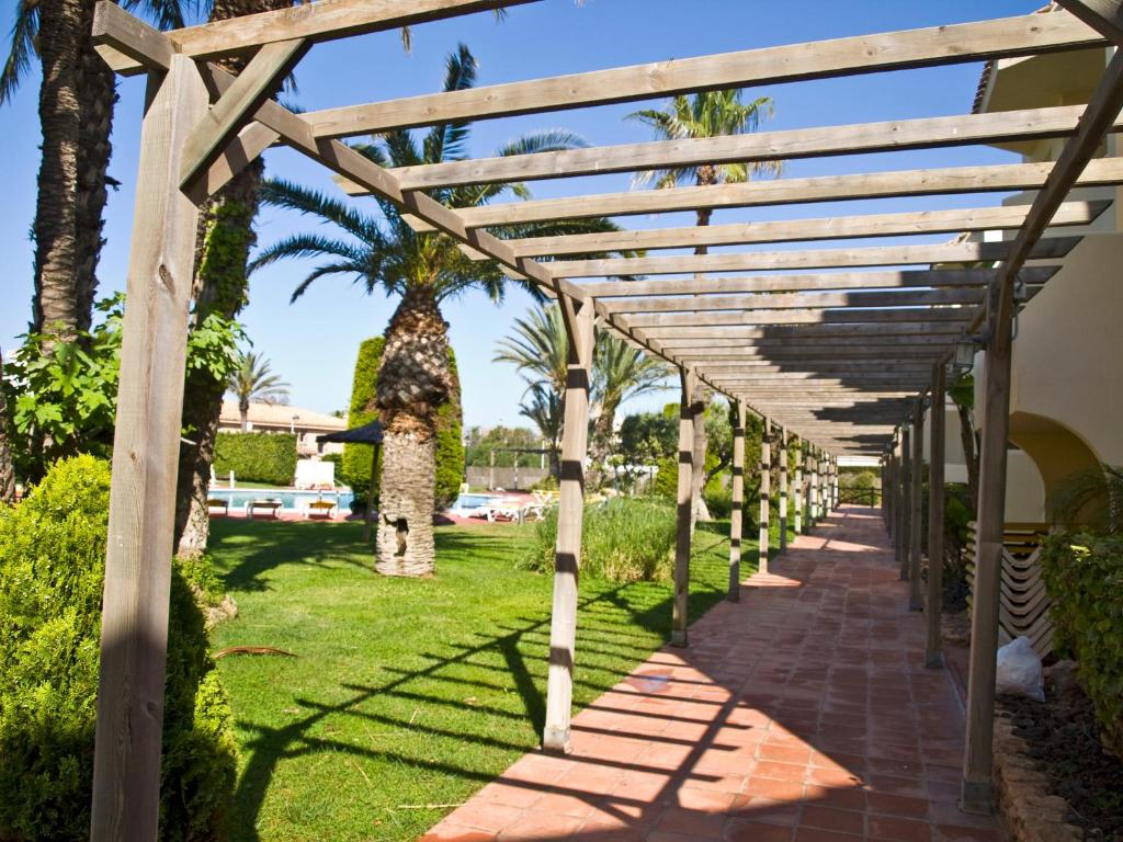 Tropische tuin met palmbomen — Villas la Manga