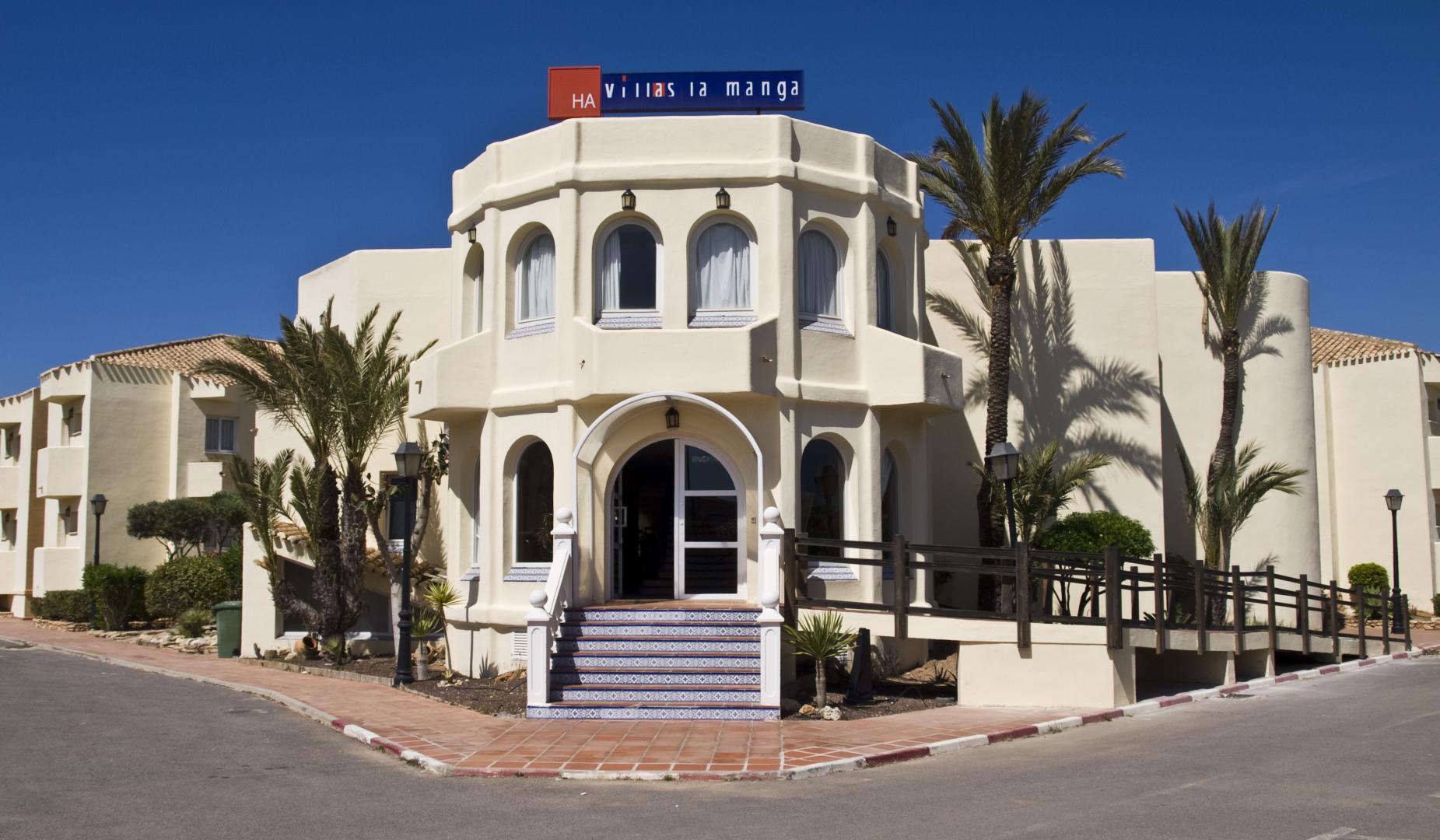 Mediterraans hotelgebouw — Villas la Manga