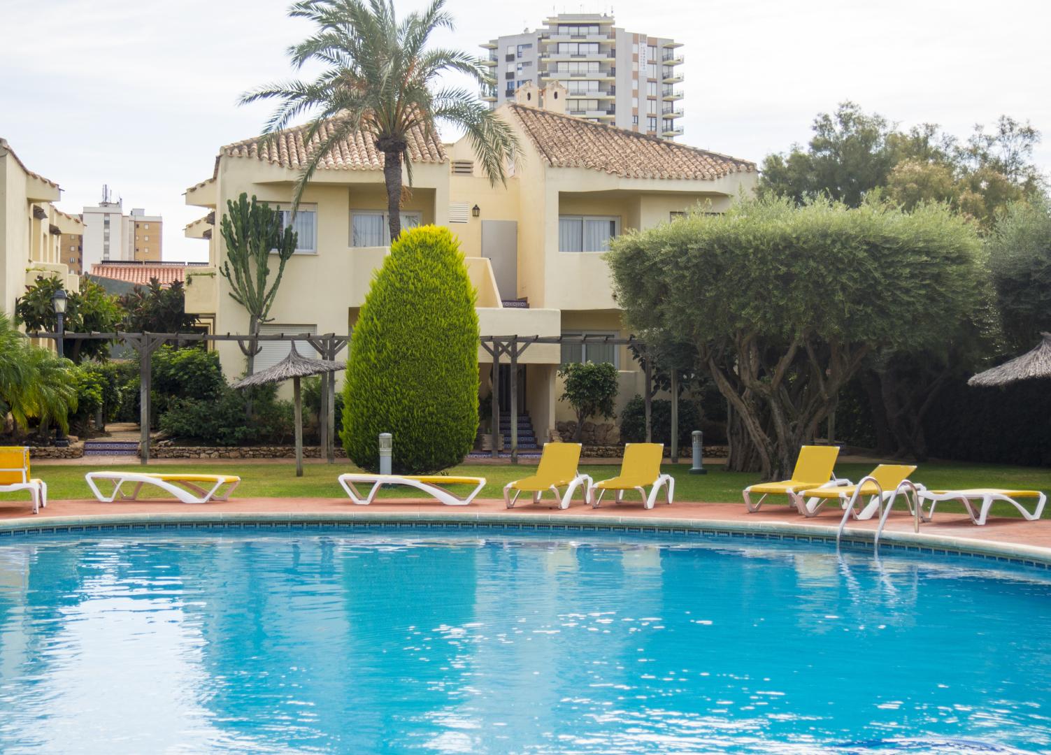 Zwembad omringd door palmbomen — Villas la Manga
