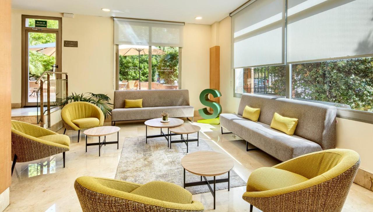 een lobby met banken, stoelen en tafels bij Sercotel Porta Barcelona in Sant Just Desvern