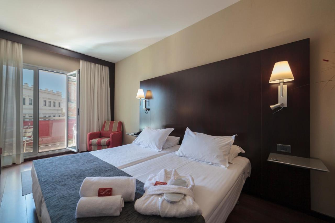 een hotelkamer met een groot bed en handdoeken erop. bij Hotel Salymar in San Fernando