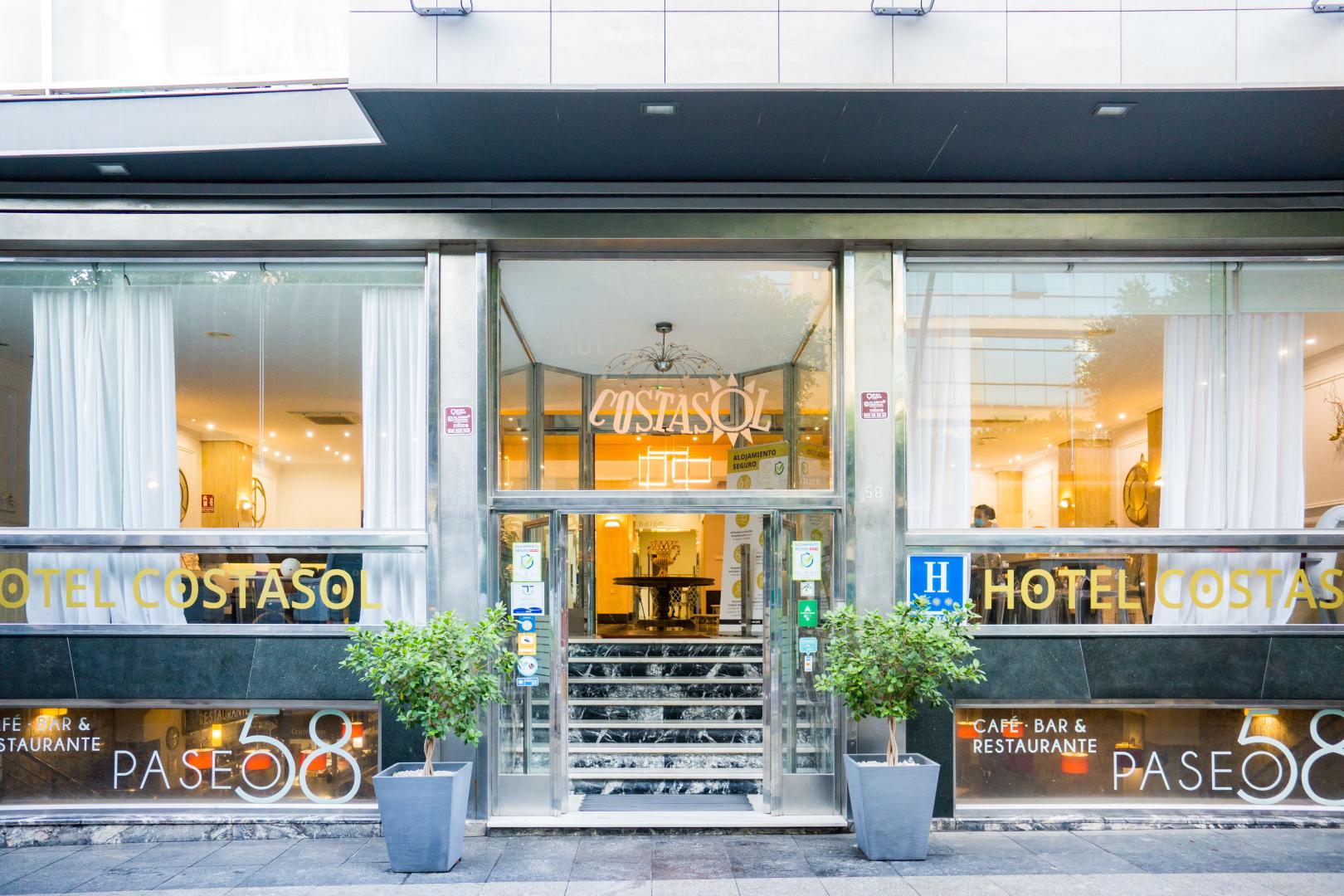 Hoofdingang van het hotel — Husa Costasol