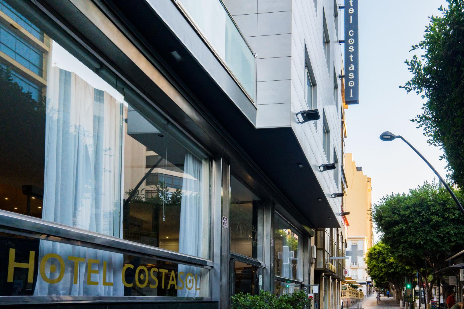 Hoofdingang van het hotel — Husa Costasol