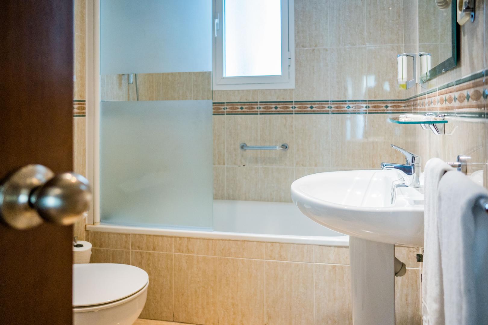 Badkamer met ligbad — Husa Costasol