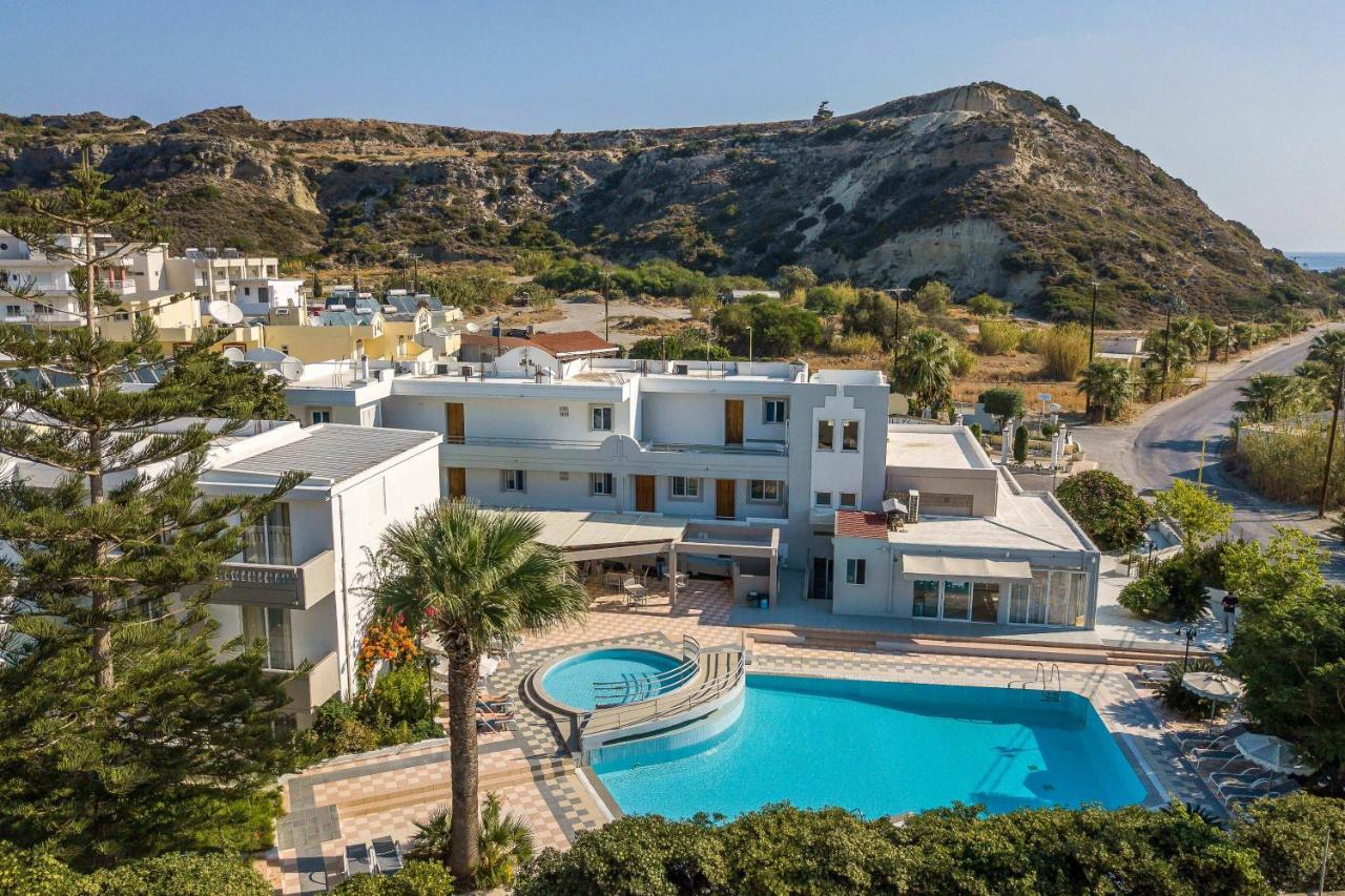 Een luchtfoto van een villa met een zwembad. bij Irinna Hotel-Apartments in Faliraki