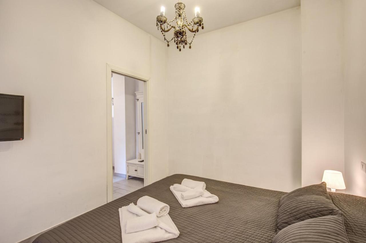 een slaapkamer met een bed waarop witte handdoeken liggen bij Relais La Torretta in Rome