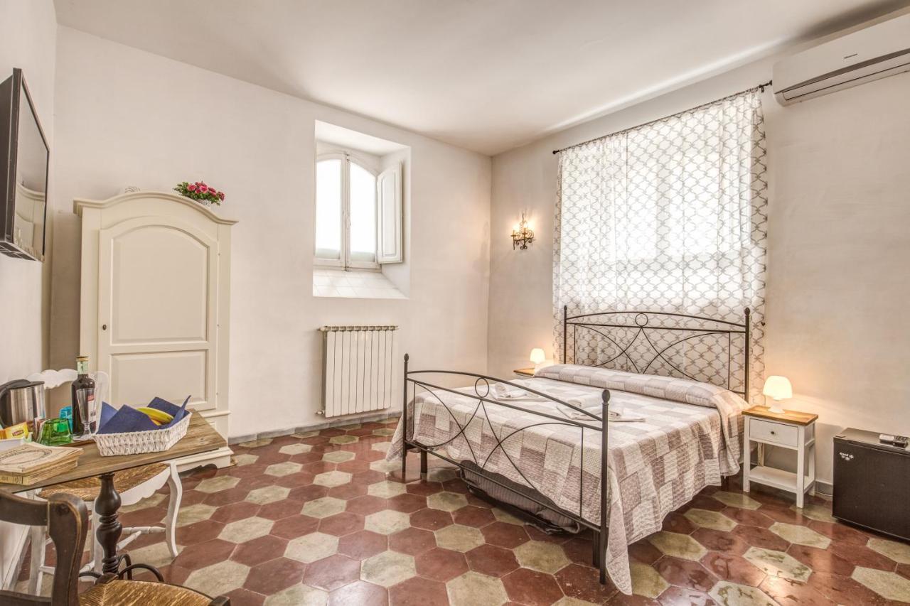 een slaapkamer met een bed, een tafel en een raam bij Relais La Torretta in Rome