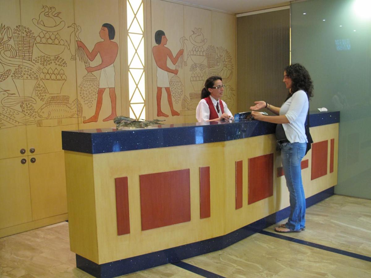 twee vrouwen staan bij een toonbank in een kamer bij Cleopatra Spa Hotel in Lloret de Mar +50 foto's