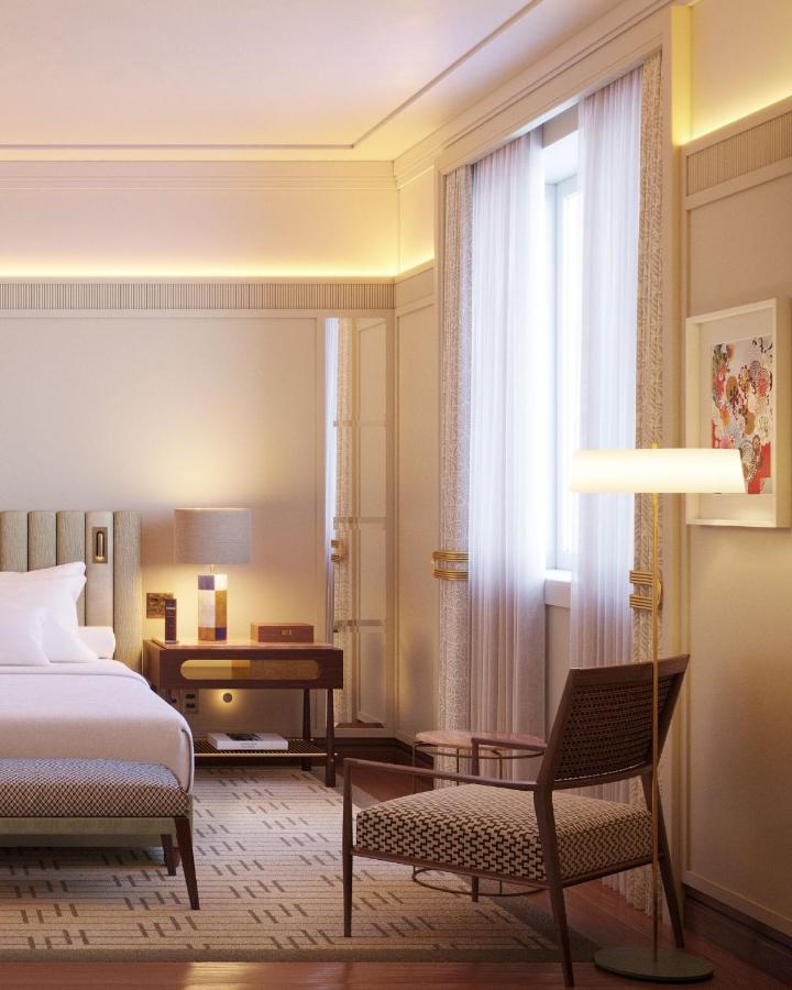 een slaapkamer met een bed, een stoel en een bureau bij Copacabana Palace, A Belmond Hotel, Rio de Janeiro in Rio de Jan