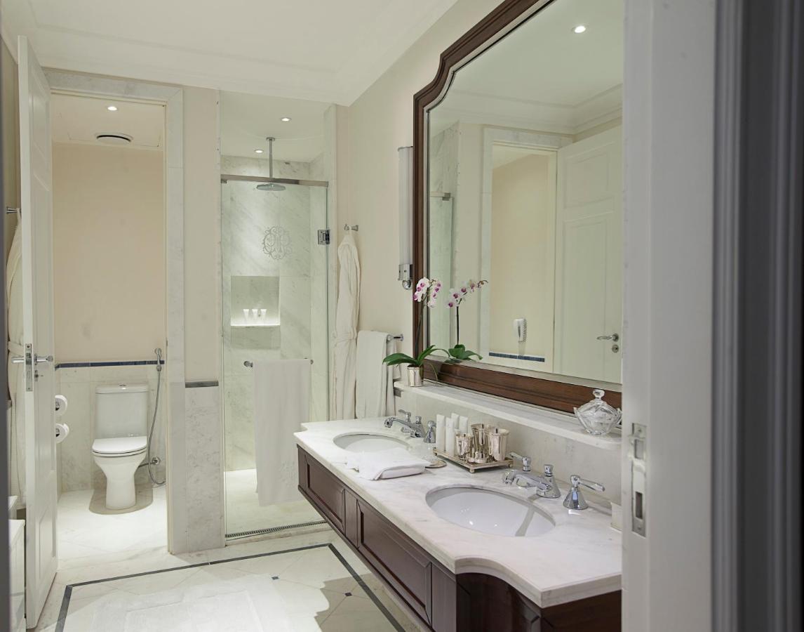 een badkamer met een wastafel, een toilet en een spiegel bij Copacabana Palace, A Belmond Hotel, Rio de Janeiro in Rio d