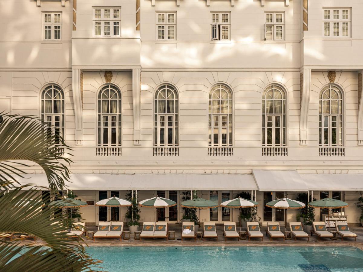 een hotel met een zwembad voor een gebouw bij Copacabana Palace, A Belmond Hotel, Rio de Janeiro in Rio de Janeiro