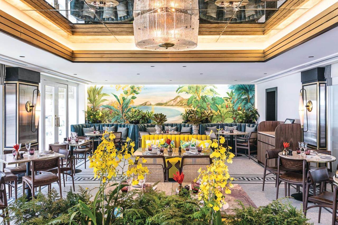 een restaurant met tafels en stoelen en een muurschildering bij Copacabana Palace, A Belmond Hotel, Rio de Janeiro in Ri