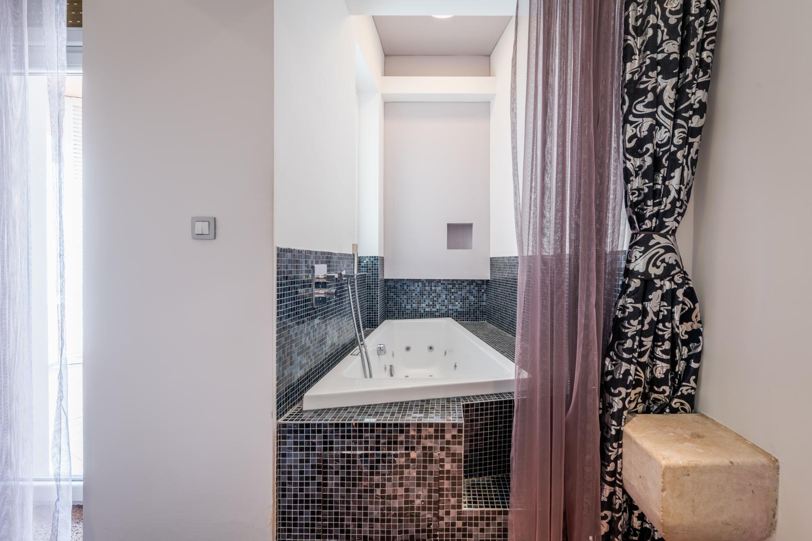 Badkamer met ligbad — Starlight Luxury Rooms