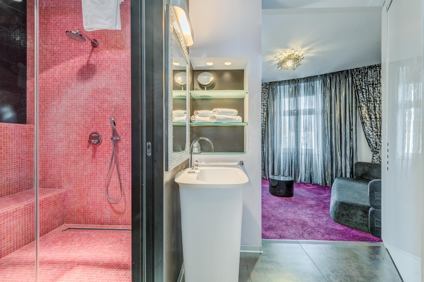 Badkamer met ligbad — Starlight Luxury Rooms
