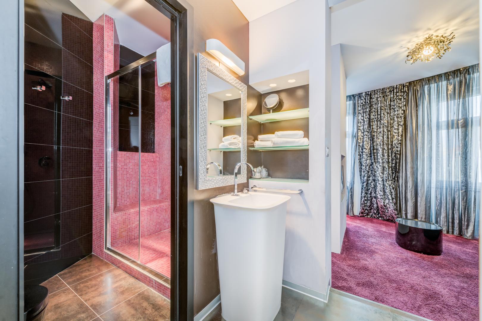 Badkamer met ligbad — Starlight Luxury Rooms