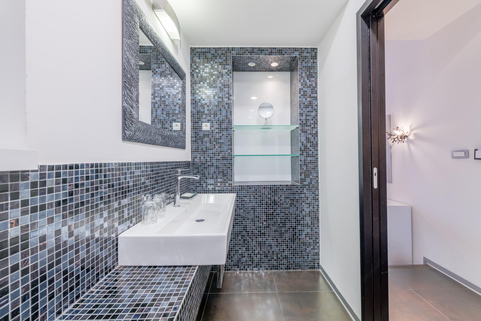 Badkamer met inloopdouche — Starlight Luxury Rooms