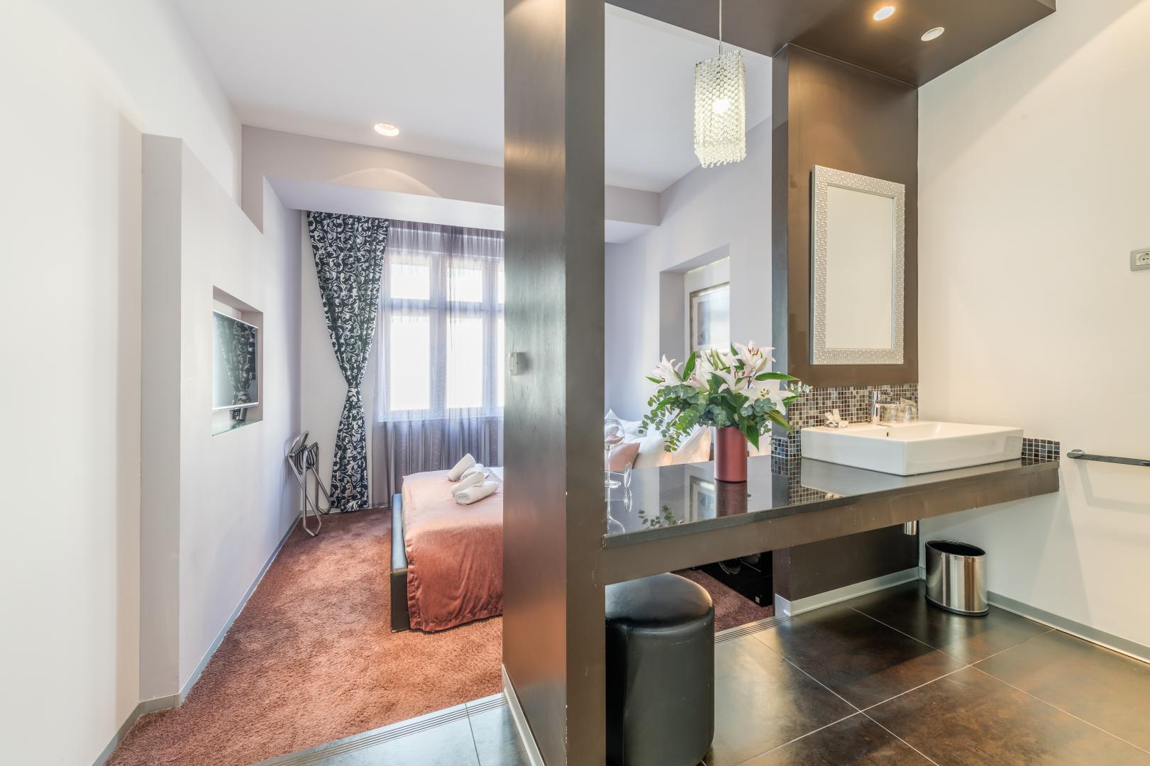 Badkamer met ligbad — Starlight Luxury Rooms