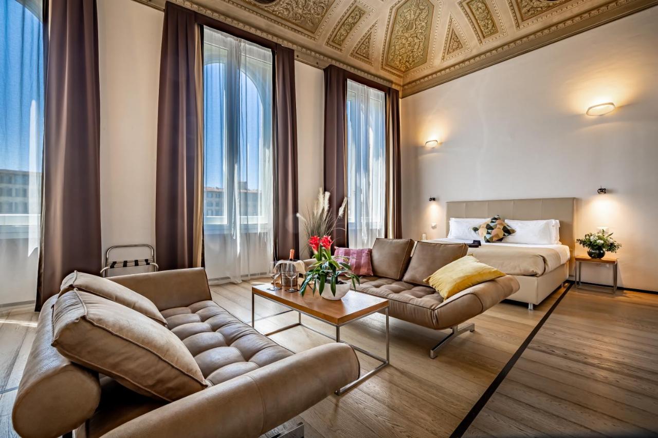 een grote woonkamer met een bed en een bank bij Palazzo Alfieri - Place of Charme in Florence