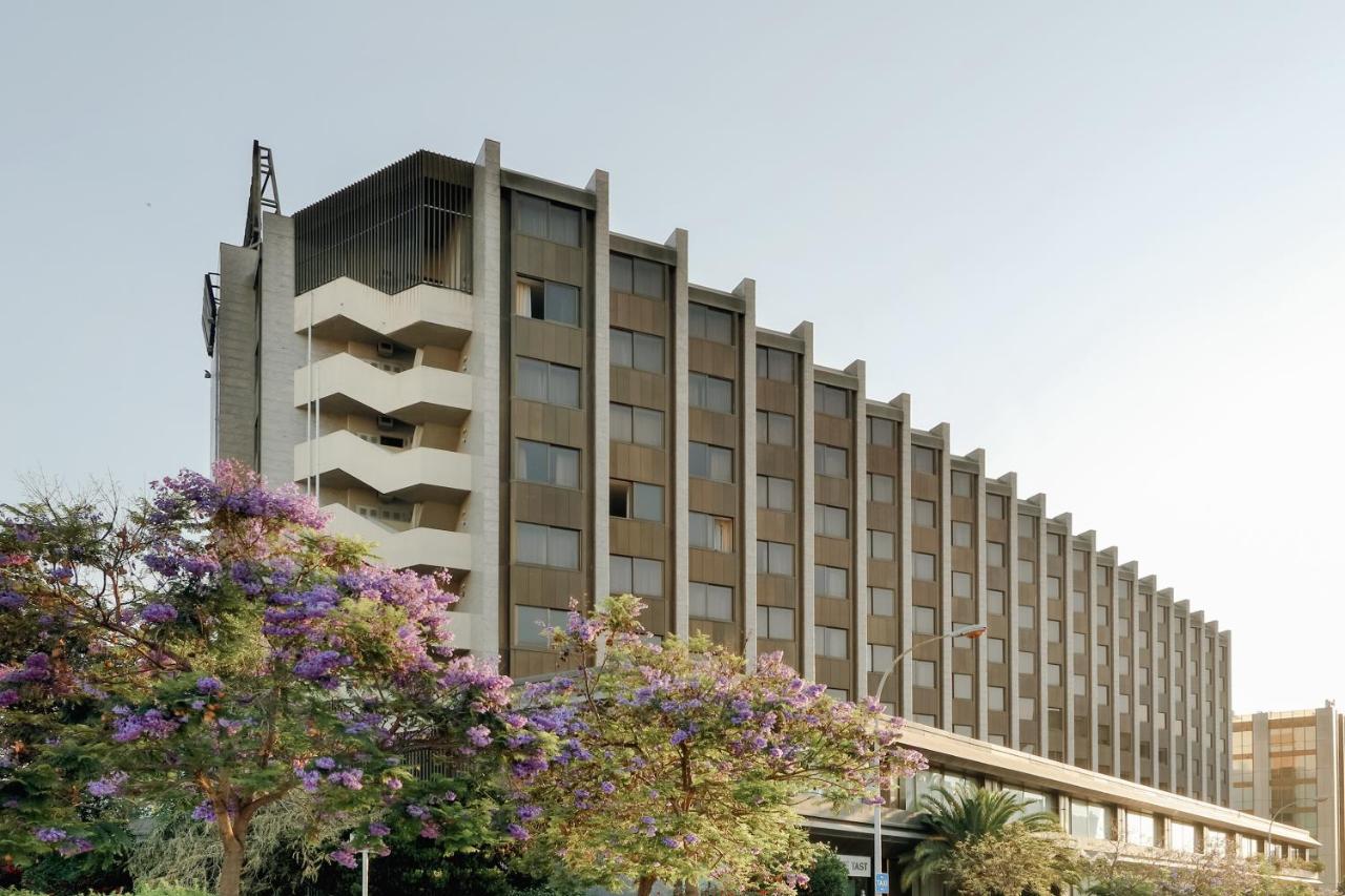 een hoog gebouw met bomen ervoor bij Hesperia Barcelona Sant Just in Sant Just Desvern