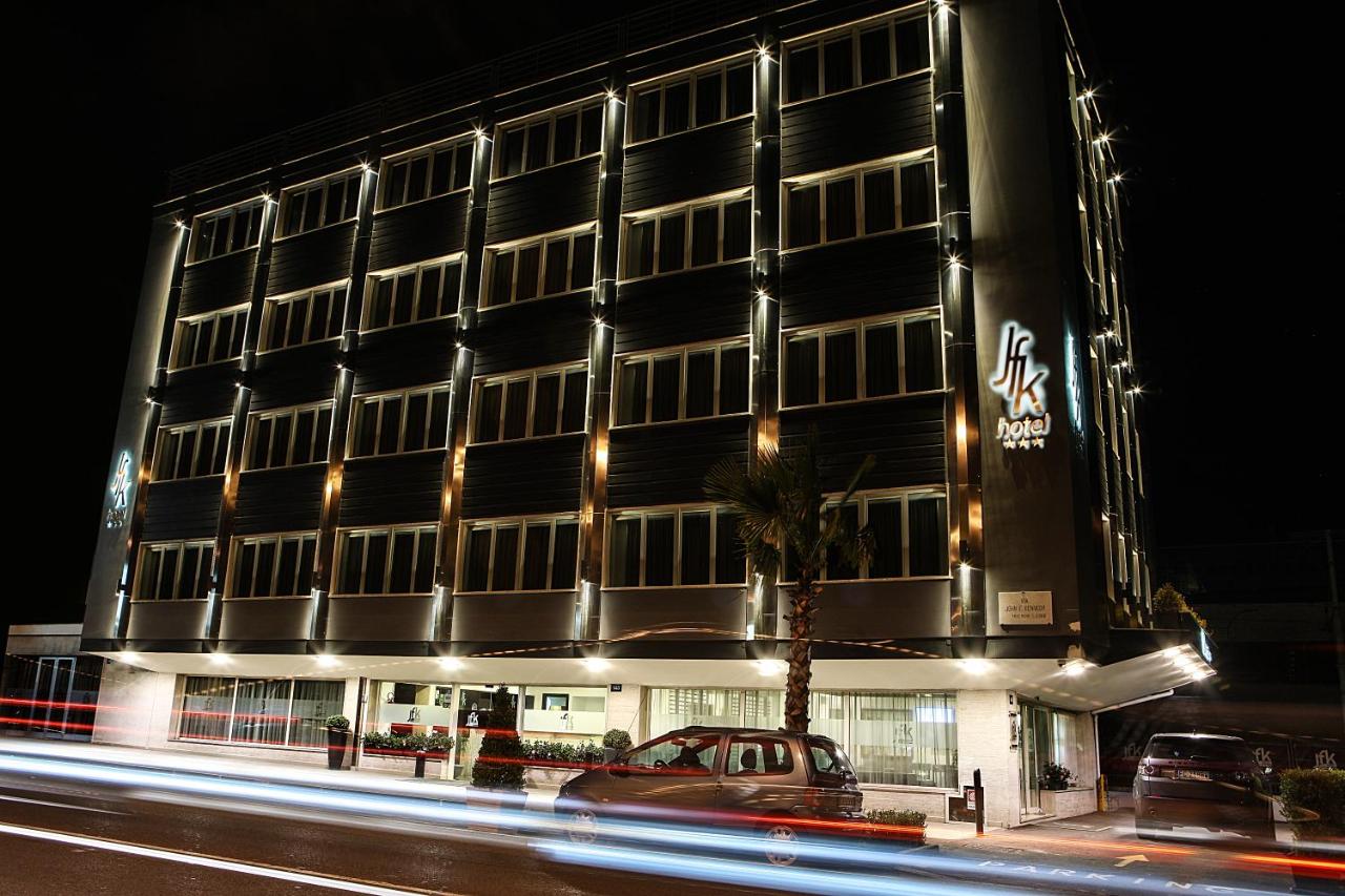een gebouw met een auto ervoor geparkeerd bij Best Western JFK Hotel in Napels