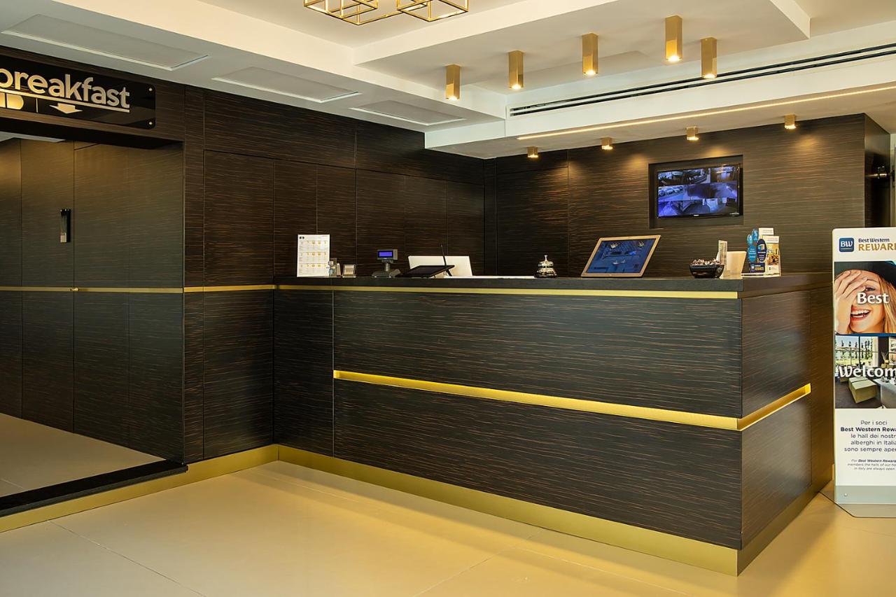 een kassabalie in een winkel met reclame bij Best Western JFK Hotel in Napels