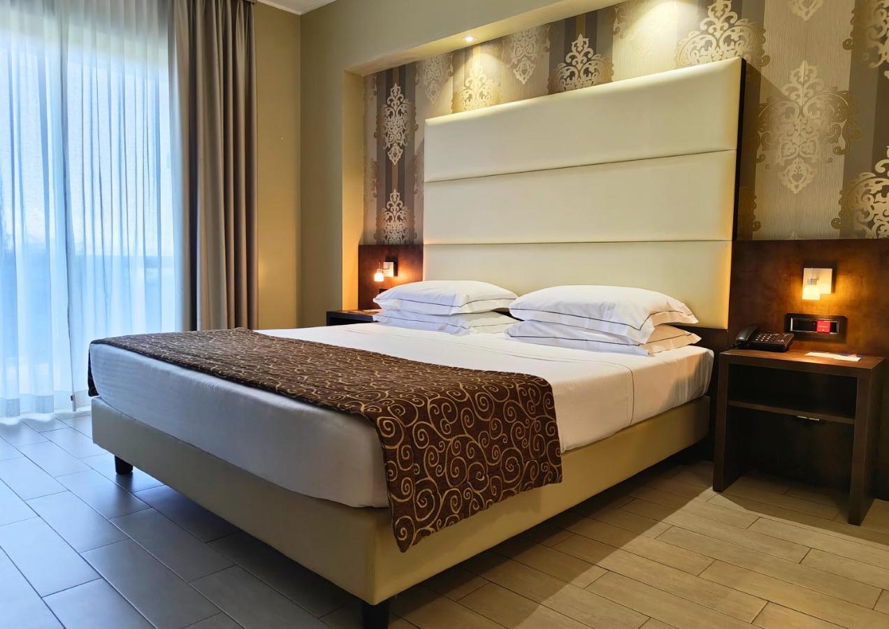 een slaapkamer met een groot bed in een kamer bij Hotel Pineta Palace in Rome