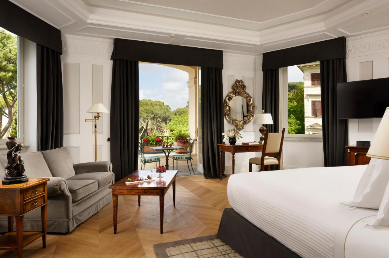 een slaapkamer met een bed en een woonkamer bij Hotel Splendide Royal - The Leading Hotels of the World in Rome