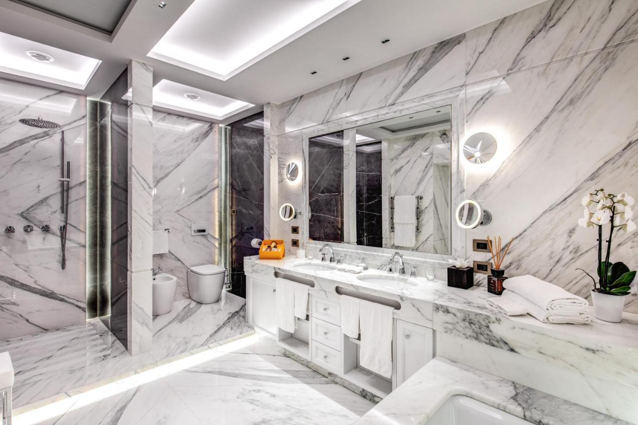 een badkamer met twee wastafels en een douche bij Hotel Splendide Royal - The Leading Hotels of the World in Rome