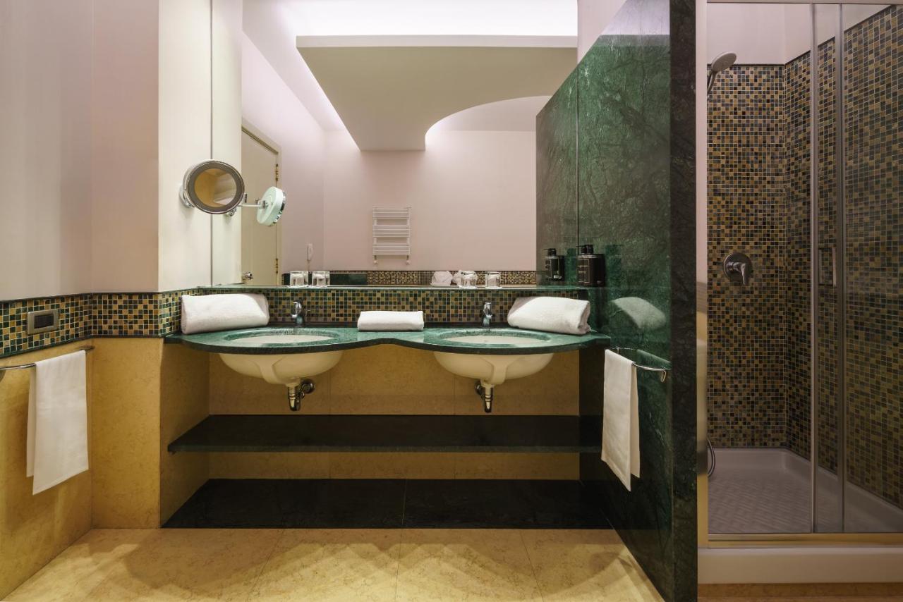 een badkamer met twee wastafels en een douche bij Exe Majestic in Napels +60 foto's