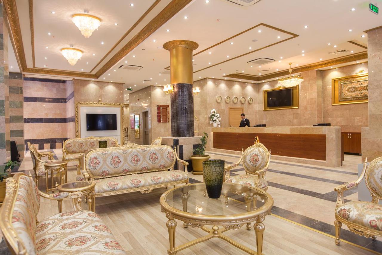 een lobby met een wachtkamer met meubilair en een open haard bij Alrazi Hotel in Istanbul