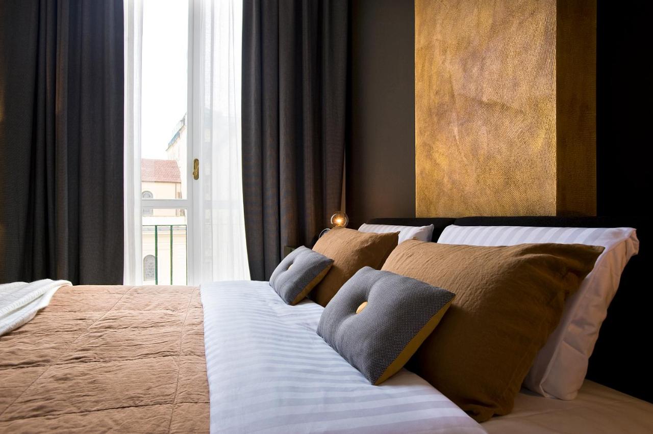 een slaapkamer met twee bedden en een groot raam bij Piazza di Spagna 9 in Rome