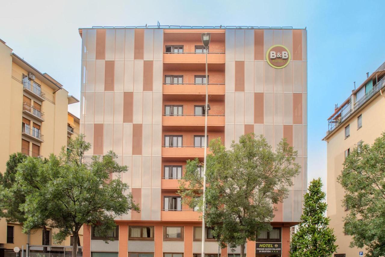 Een exterieurfoto van een gebouw met bomen ervoor. bij B&B Hotel Firenze Nuovo Palazzo Di Giustizia in Florence