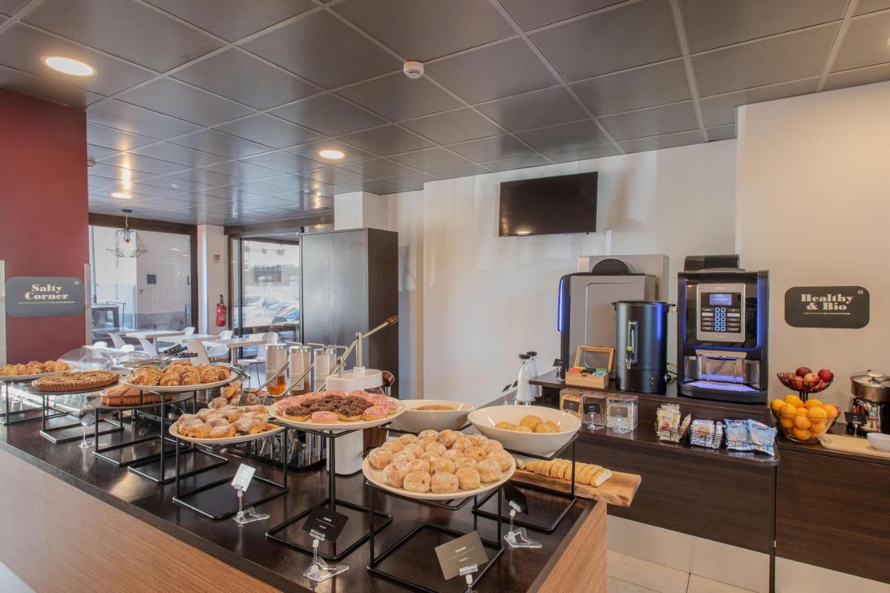 een buffetlijn met veel schalen met eten erop. bij B&B Hotel Firenze Nuovo Palazzo Di Giustizia in Florence