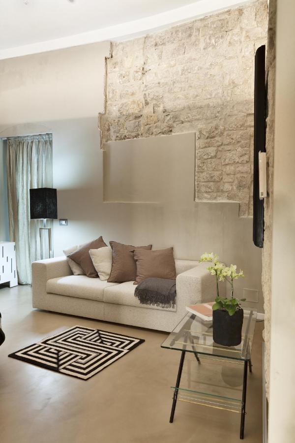 een woonkamer met een bank en een tafel bij Palazzo Calò in Bari