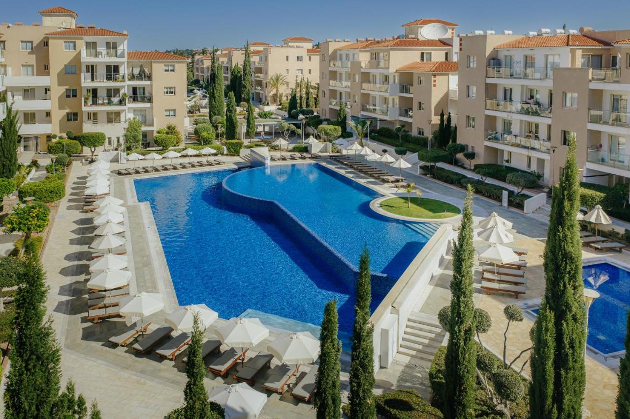 Een luchtfoto van een resort met een zwembad. bij Elysia Park in Paphos City