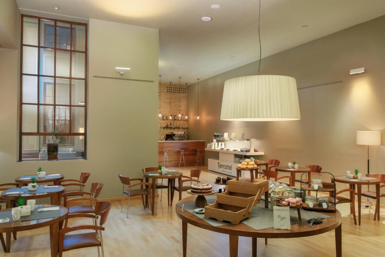 een restaurant met tafels en stoelen in een ruimte bij Sercotel Arrahona Sabadell in Sabadell