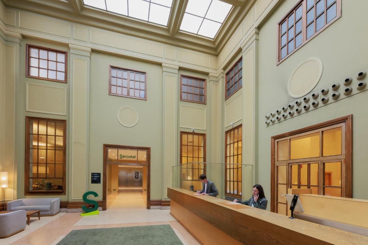Een afbeelding van de lobby van een gebouw met mensen erin. bij Sercotel Arrahona Sabadell in Sabadell