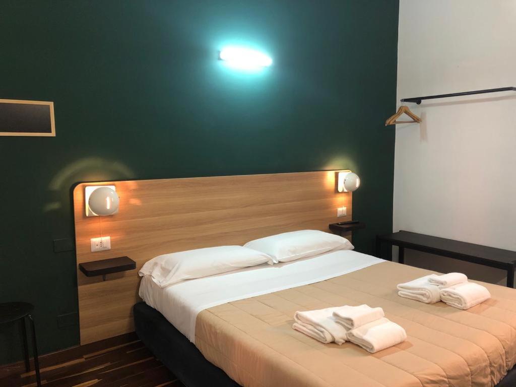 een slaapkamer met een groot bed en handdoeken erop bij Il Piccolo Albergo Matera in Matera