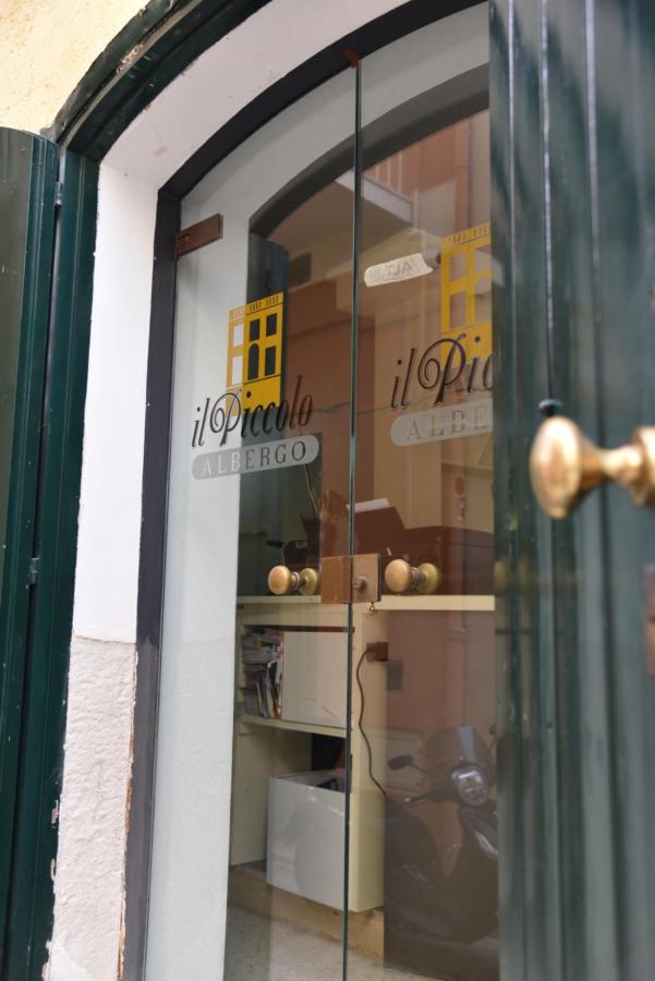 een deur van een winkel met een uithangbord erop bij Il Piccolo Albergo Matera in Matera