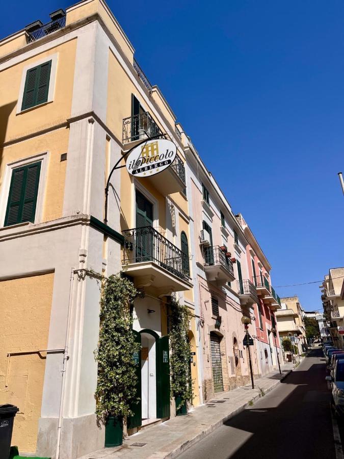 een gebouw met een uithangbord aan de zijkant bij Il Piccolo Albergo Matera in Matera