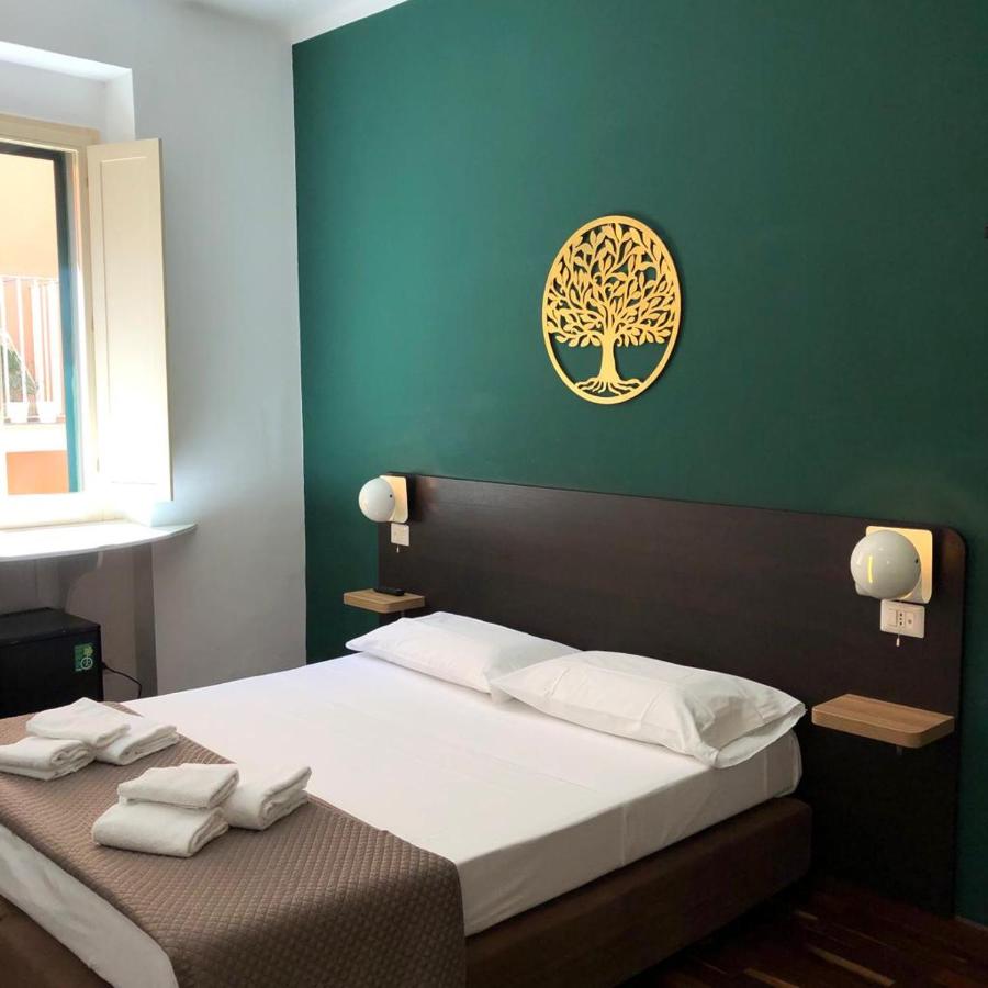 een slaapkamer met een bed en een boomafbeelding aan de muur bij Il Piccolo Albergo Matera in Matera