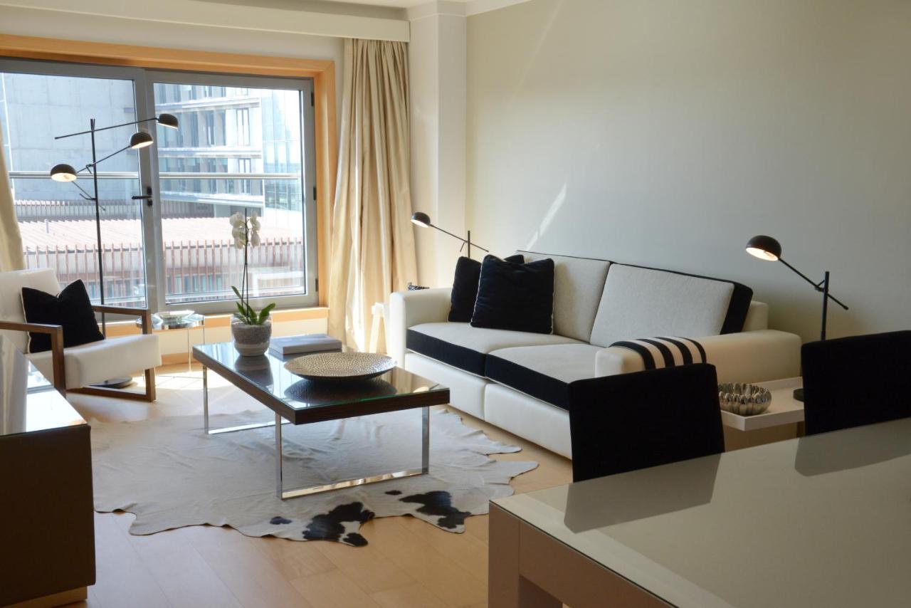 een woonkamer met een bank en een tafel bij Panoramic Living in Lissabon