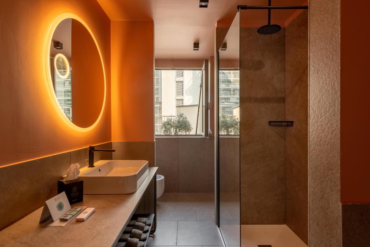 een badkamer met een wastafel en een douche bij Hotel Tocq in Milaan +39 foto's