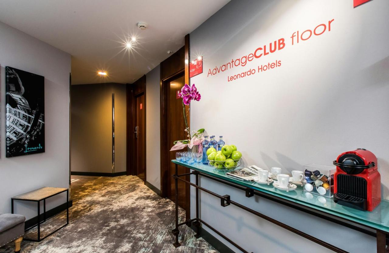 een kamer met een glazen toonbank waarop schalen met fruit staan bij Leonardo Hotel Barcelona Gran Via in Barcelona