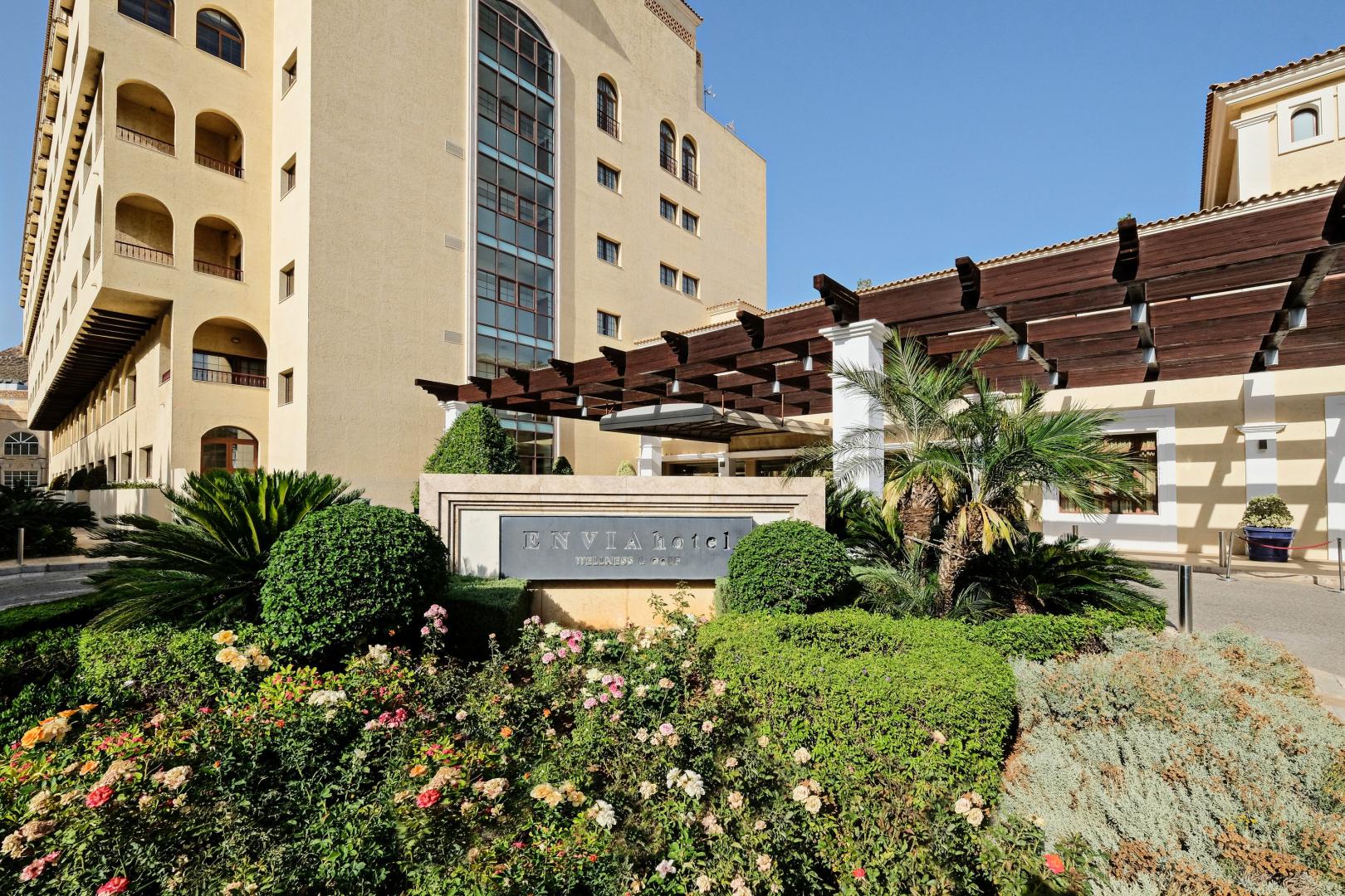 Mediterraans hotelgebouw — Hotel Envía Almería Spa & Golf